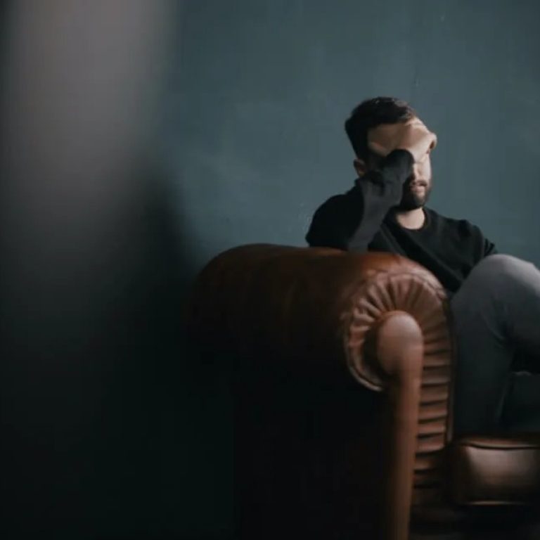 anxiety-man-chair-les-mariannes